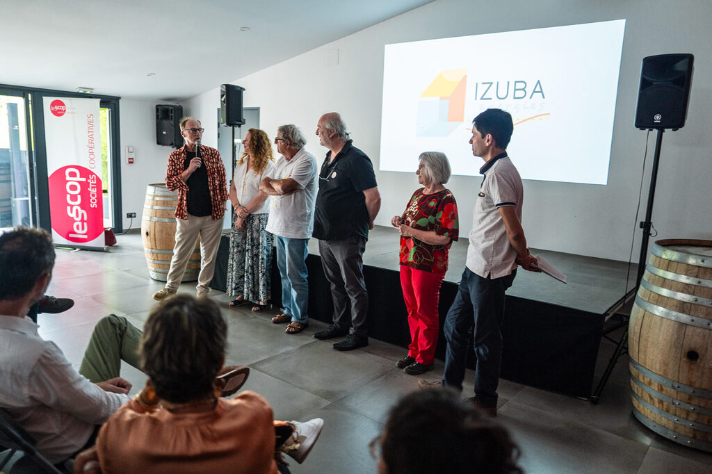 Salle de discours du Clos d'elle lors des 25 ans d'IZUBAl1040879